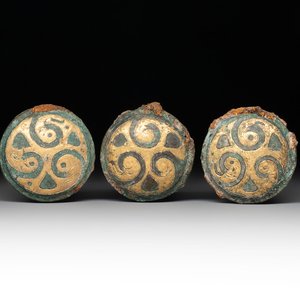 Three Chinese gilt-bronze ornaments with 'thunder' design, Han — photo 1