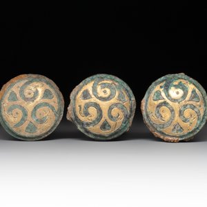 Three Chinese gilt-bronze ornaments with 'thunder' design, Han — photo 2