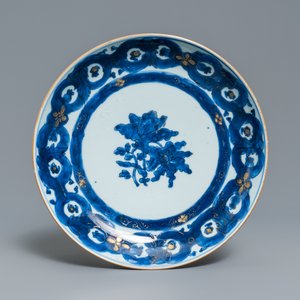 Three Chinese gilt-decorated blue and white plates, Qianlong — photo 2