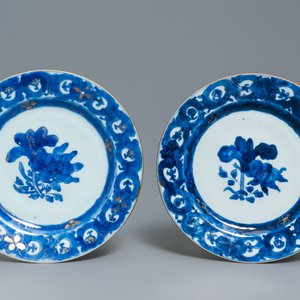 Three Chinese gilt-decorated blue and white plates, Qianlong — photo 4