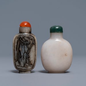 Three Chinese greyish white and black and white jade snuff bottles, 19/20th C. — photo 2