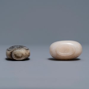 Three Chinese greyish white and black and white jade snuff bottles, 19/20th C. — photo 5