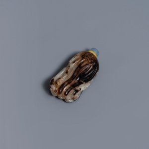 Three Chinese greyish white and black and white jade snuff bottles, 19/20th C. — photo 8