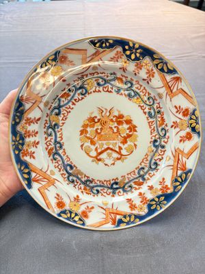 Three Chinese Imari-style armorial plates with the arms of Van Gellicum for the Dutch market, Kangxi/Yongzheng — 照片 1