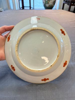 Three Chinese Imari-style armorial plates with the arms of Van Gellicum for the Dutch market, Kangxi/Yongzheng — 照片 2