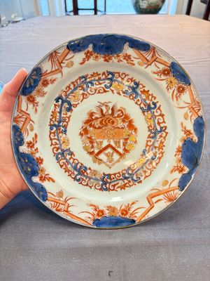 Three Chinese Imari-style armorial plates with the arms of Van Gellicum for the Dutch market, Kangxi/Yongzheng — 照片 3