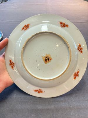 Three Chinese Imari-style armorial plates with the arms of Van Gellicum for the Dutch market, Kangxi/Yongzheng — 照片 4