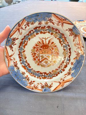 Three Chinese Imari-style armorial plates with the arms of Van Gellicum for the Dutch market, Kangxi/Yongzheng — 照片 5