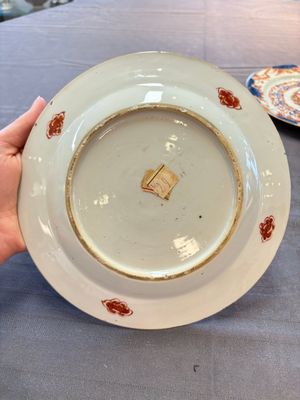 Three Chinese Imari-style armorial plates with the arms of Van Gellicum for the Dutch market, Kangxi/Yongzheng — 照片 6