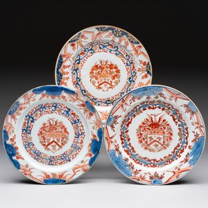 Three Chinese Imari-style armorial plates with the arms of Van Gellicum for the Dutch market, Kangxi/Yongzheng — 照片 1