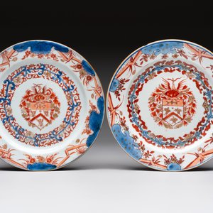 Three Chinese Imari-style armorial plates with the arms of Van Gellicum for the Dutch market, Kangxi/Yongzheng — 照片 2