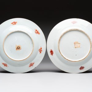 Three Chinese Imari-style armorial plates with the arms of Van Gellicum for the Dutch market, Kangxi/Yongzheng — 照片 3