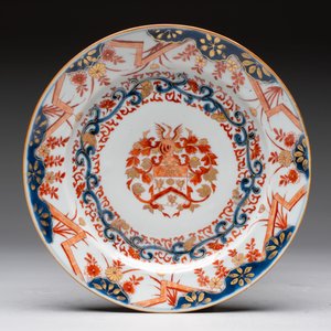 Three Chinese Imari-style armorial plates with the arms of Van Gellicum for the Dutch market, Kangxi/Yongzheng — 照片 4