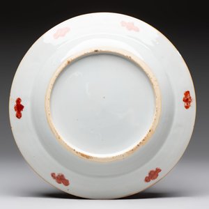 Three Chinese Imari-style armorial plates with the arms of Van Gellicum for the Dutch market, Kangxi/Yongzheng — 照片 5