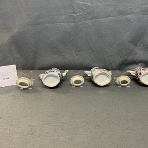 Three Chinese Imari-style covered jugs on stand, Kangxi — 照片 15