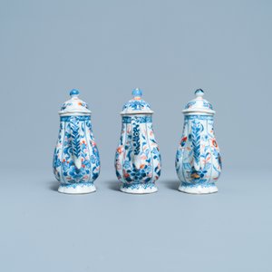 Three Chinese Imari-style covered jugs on stand, Kangxi — 照片 5