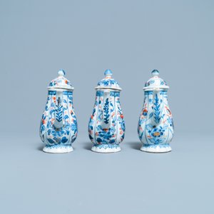 Three Chinese Imari-style covered jugs on stand, Kangxi — 照片 7