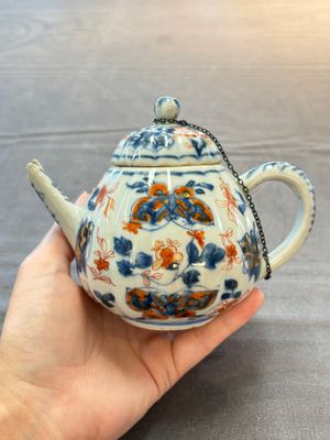 Three Chinese Imari-style covered teapots and a blue and white milk jug, Kangxi/Qianlong — foto 1
