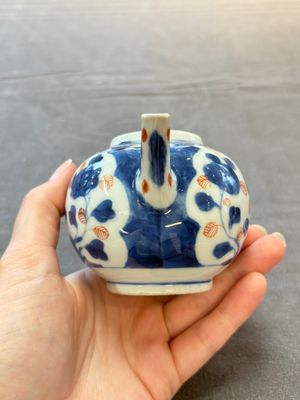 Three Chinese Imari-style covered teapots and a blue and white milk jug, Kangxi/Qianlong — foto 11