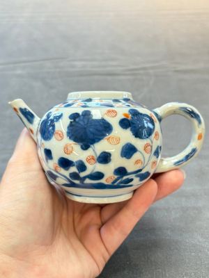 Three Chinese Imari-style covered teapots and a blue and white milk jug, Kangxi/Qianlong — foto 12