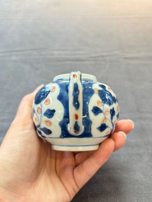 Three Chinese Imari-style covered teapots and a blue and white milk jug, Kangxi/Qianlong — foto 13