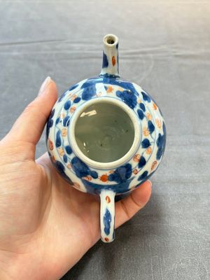 Three Chinese Imari-style covered teapots and a blue and white milk jug, Kangxi/Qianlong — foto 14