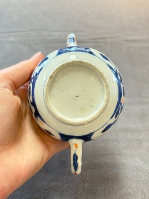 Three Chinese Imari-style covered teapots and a blue and white milk jug, Kangxi/Qianlong — foto 15