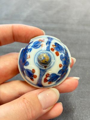 Three Chinese Imari-style covered teapots and a blue and white milk jug, Kangxi/Qianlong — foto 16