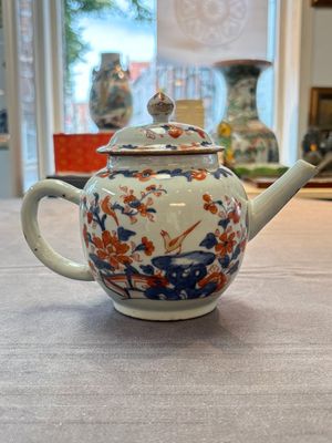 Three Chinese Imari-style covered teapots and a blue and white milk jug, Kangxi/Qianlong — foto 18