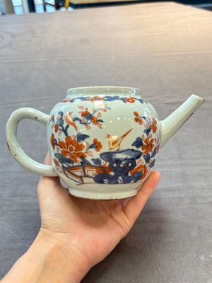 Three Chinese Imari-style covered teapots and a blue and white milk jug, Kangxi/Qianlong — foto 19