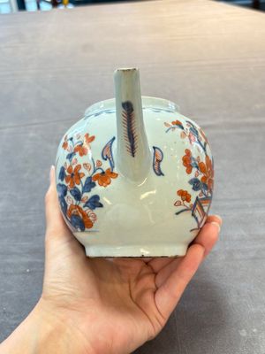 Three Chinese Imari-style covered teapots and a blue and white milk jug, Kangxi/Qianlong — foto 20