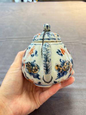 Three Chinese Imari-style covered teapots and a blue and white milk jug, Kangxi/Qianlong — foto 2