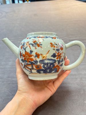 Three Chinese Imari-style covered teapots and a blue and white milk jug, Kangxi/Qianlong — foto 21
