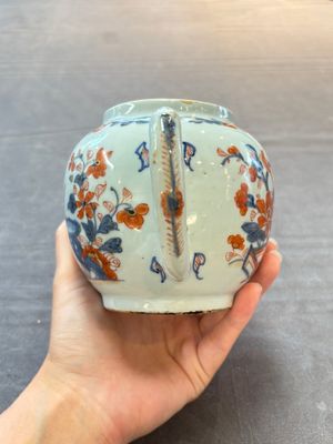 Three Chinese Imari-style covered teapots and a blue and white milk jug, Kangxi/Qianlong — foto 22