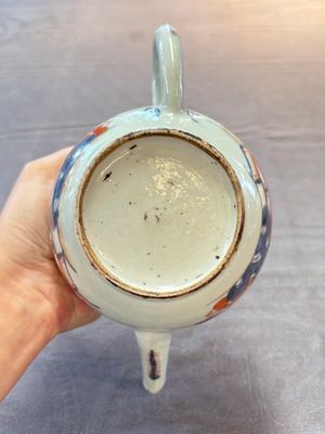 Three Chinese Imari-style covered teapots and a blue and white milk jug, Kangxi/Qianlong — foto 24