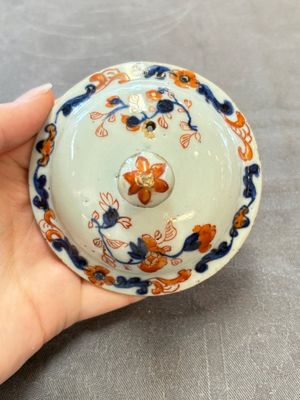 Three Chinese Imari-style covered teapots and a blue and white milk jug, Kangxi/Qianlong — foto 25