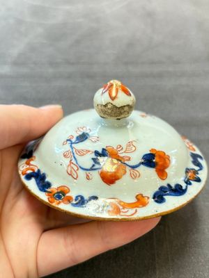 Three Chinese Imari-style covered teapots and a blue and white milk jug, Kangxi/Qianlong — foto 26