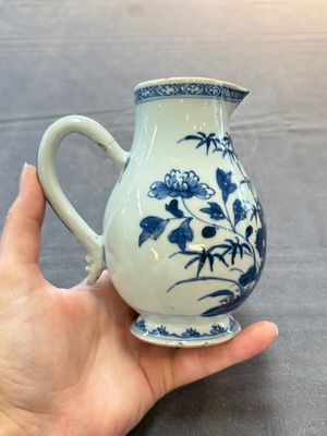 Three Chinese Imari-style covered teapots and a blue and white milk jug, Kangxi/Qianlong — foto 28