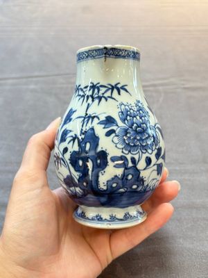 Three Chinese Imari-style covered teapots and a blue and white milk jug, Kangxi/Qianlong — foto 29