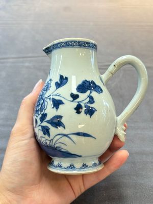 Three Chinese Imari-style covered teapots and a blue and white milk jug, Kangxi/Qianlong — foto 30
