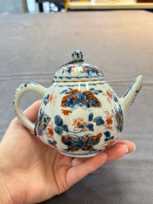 Three Chinese Imari-style covered teapots and a blue and white milk jug, Kangxi/Qianlong — foto 3