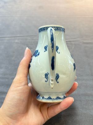 Three Chinese Imari-style covered teapots and a blue and white milk jug, Kangxi/Qianlong — foto 31