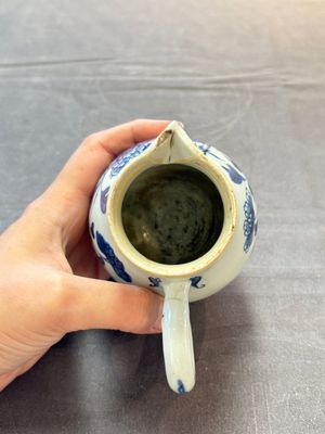 Three Chinese Imari-style covered teapots and a blue and white milk jug, Kangxi/Qianlong — foto 32