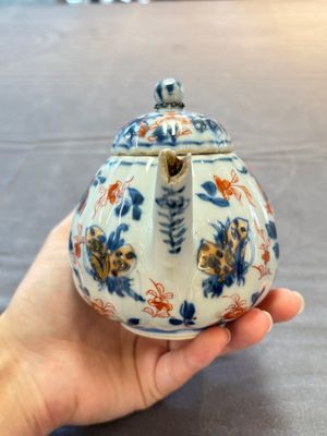 Three Chinese Imari-style covered teapots and a blue and white milk jug, Kangxi/Qianlong — foto 4