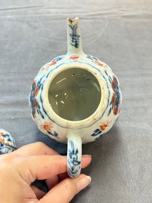 Three Chinese Imari-style covered teapots and a blue and white milk jug, Kangxi/Qianlong — foto 5