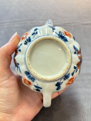 Three Chinese Imari-style covered teapots and a blue and white milk jug, Kangxi/Qianlong — foto 6