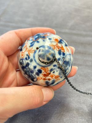 Three Chinese Imari-style covered teapots and a blue and white milk jug, Kangxi/Qianlong — foto 7