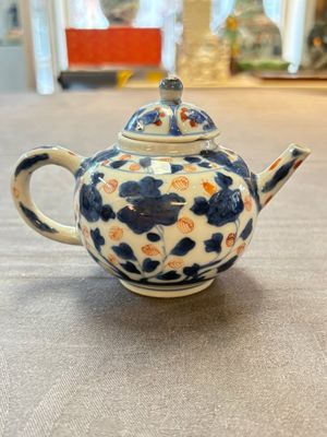 Three Chinese Imari-style covered teapots and a blue and white milk jug, Kangxi/Qianlong — foto 9