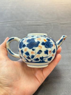 Three Chinese Imari-style covered teapots and a blue and white milk jug, Kangxi/Qianlong — foto 10