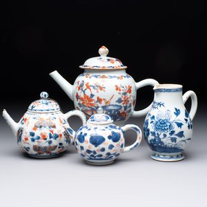 Three Chinese Imari-style covered teapots and a blue and white milk jug, Kangxi/Qianlong — foto 1